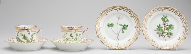 KOPPAR MED FAT, 2 st samt  ASSIETTER, 2 st, porslin, Flora Danica, Royal Copenhagen, Danmark, 1900-talets hälft.