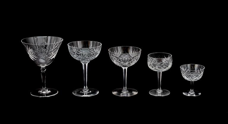 GLASSERVISDELAR, 137 st, Modell Helga, Kosta. 1900-tal.