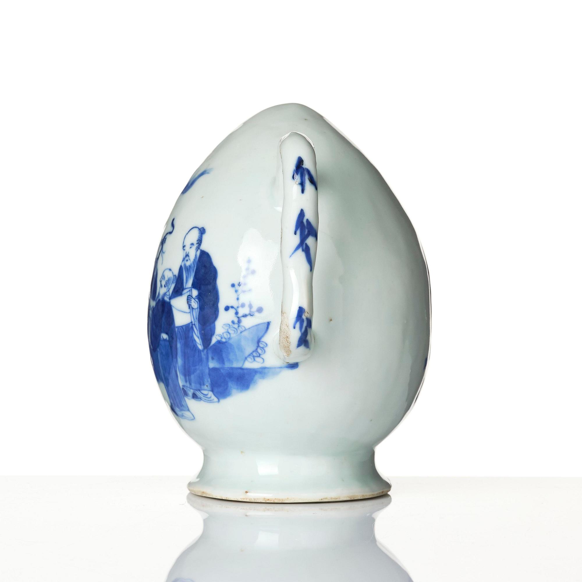 A blue and white cadogan 'immortals' tea pot, Qing dynasty, 19th century.
