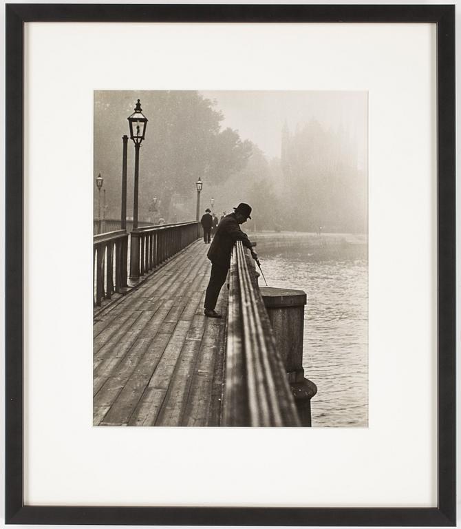 ÅKE LANGE, fotografi, "Skeppsholmsbron med fiskare" Nov 1933. kl 9. Med egenhändig påskrift a tergo.