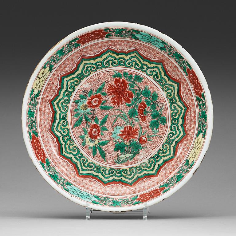 A famille verte dish, Qing dynasty, Kangxi (1662-1722).