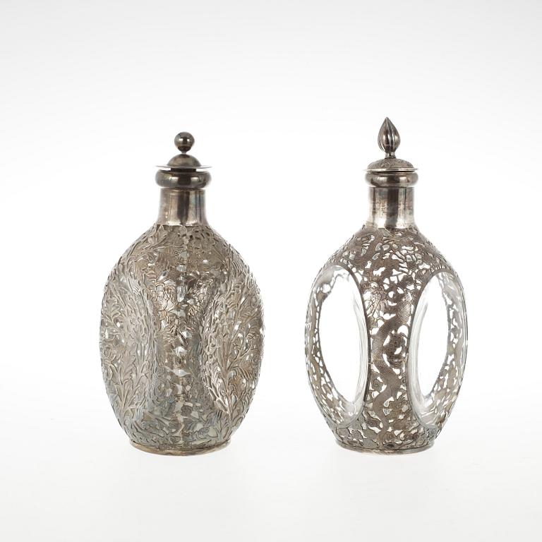 FLASKOR, 2 st, glas och silver, Kina, 1900-tal.