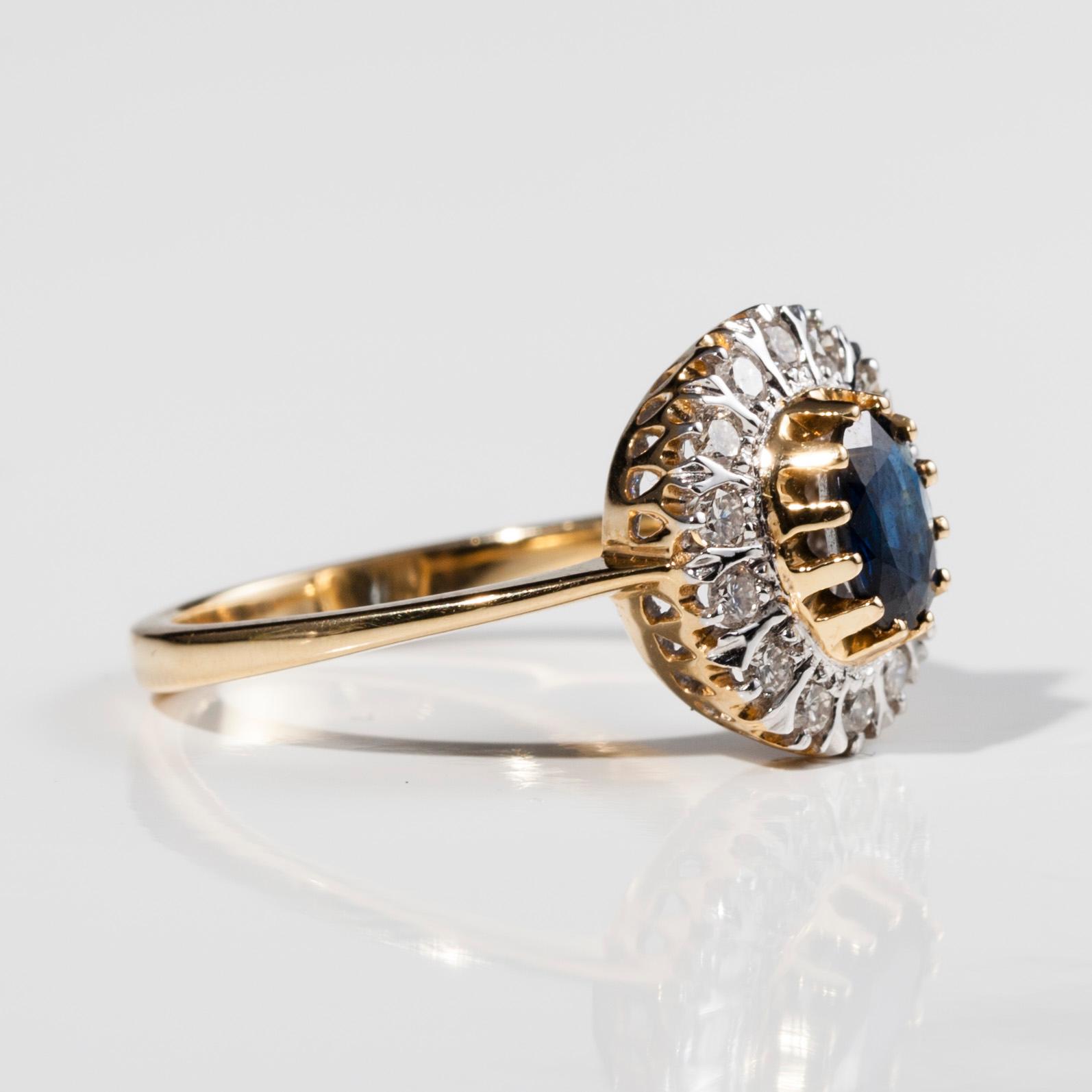 RING, 18K guld, safir, 14 briljantslipade diamanter ca 0,50 ct. Vikt 5,7 g.