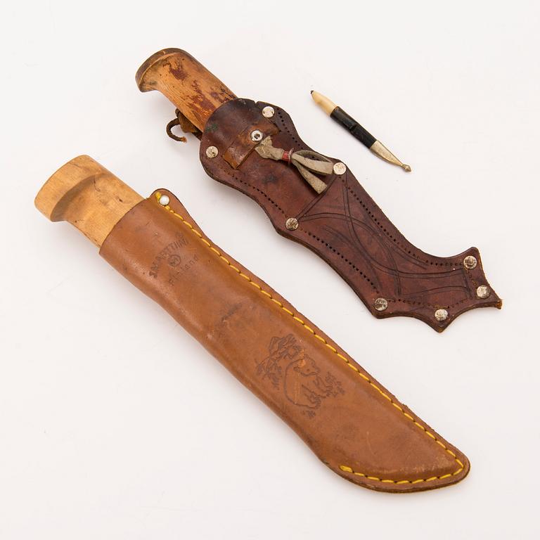 KNIVAR / PUUKKO-KNIVAR, 3 st, en s.k. husmorskniv, Fiskars och 2 st märkta Marttiini.