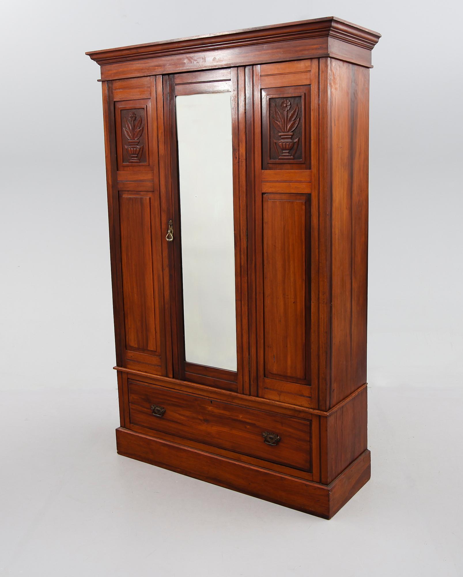 KLÄDSKÅP, England, 1900-talets första hälft.