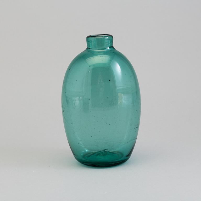 AN 18TH CENTURY GREEN GLASS BOTTLE.