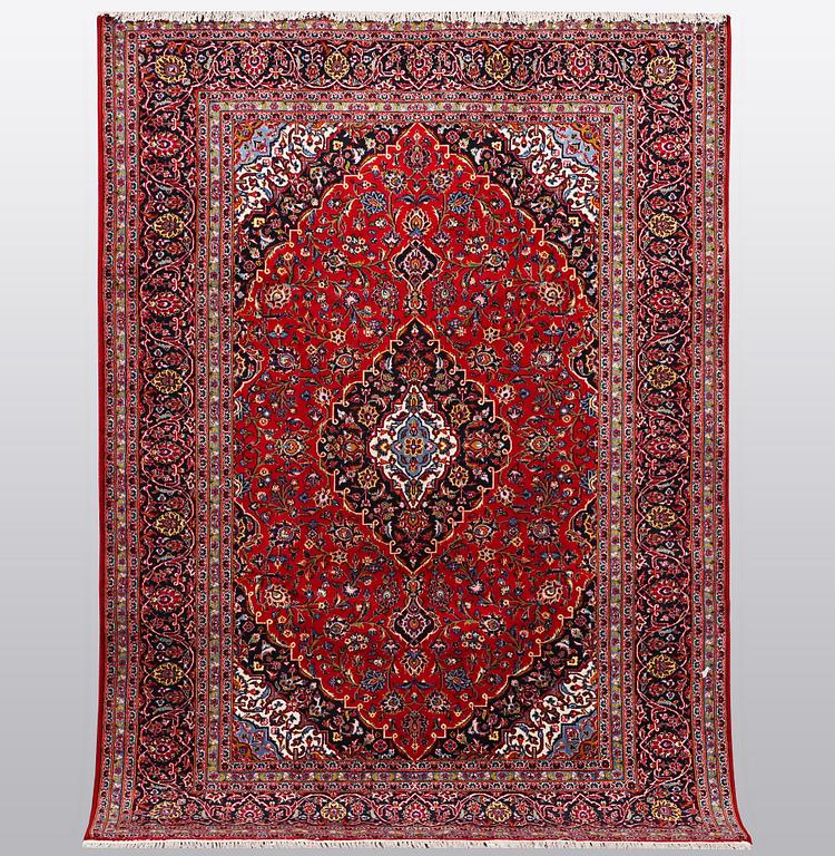 A carpet, Kashan, ca 298 x 202 cm.