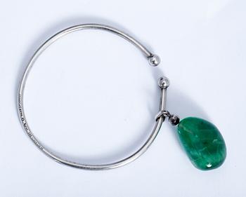 ARMRING, sterlingsilver med grön sten, Birger Haglund, Stockholm, 1955. Totalvikt ca 30 g.