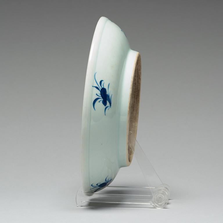 A blue and white dish, Qing dynasty, early 19th century.