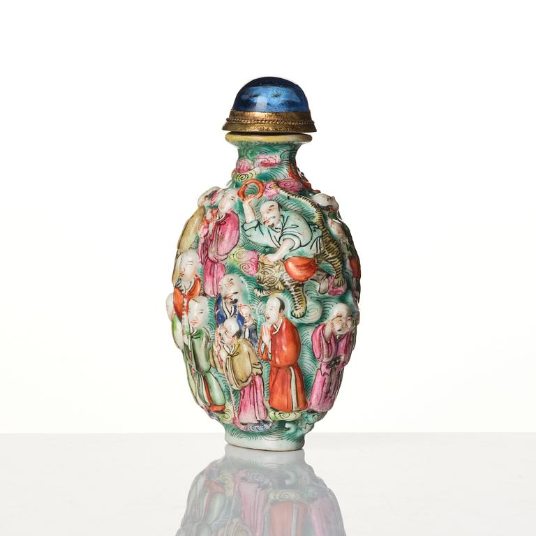 A Chinese porcelain snuff bottle, late Qing dynasty / early 20th century.