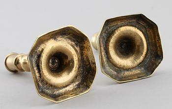 LJUSSTAKAR, 2 st, mässing, 1700-tal.