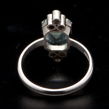 RING, vitguld 14K, trappslipade akvamariner, 6 briljantslipade diamanter. Mauno Valkeinen, Helsingfors 2003.