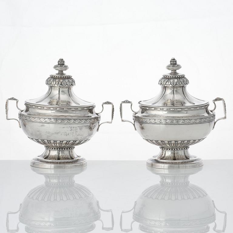 Arvid Floberg, såsterriner med lock och fat, ett par, silver, Stockholm 1780. Gustavianska.
