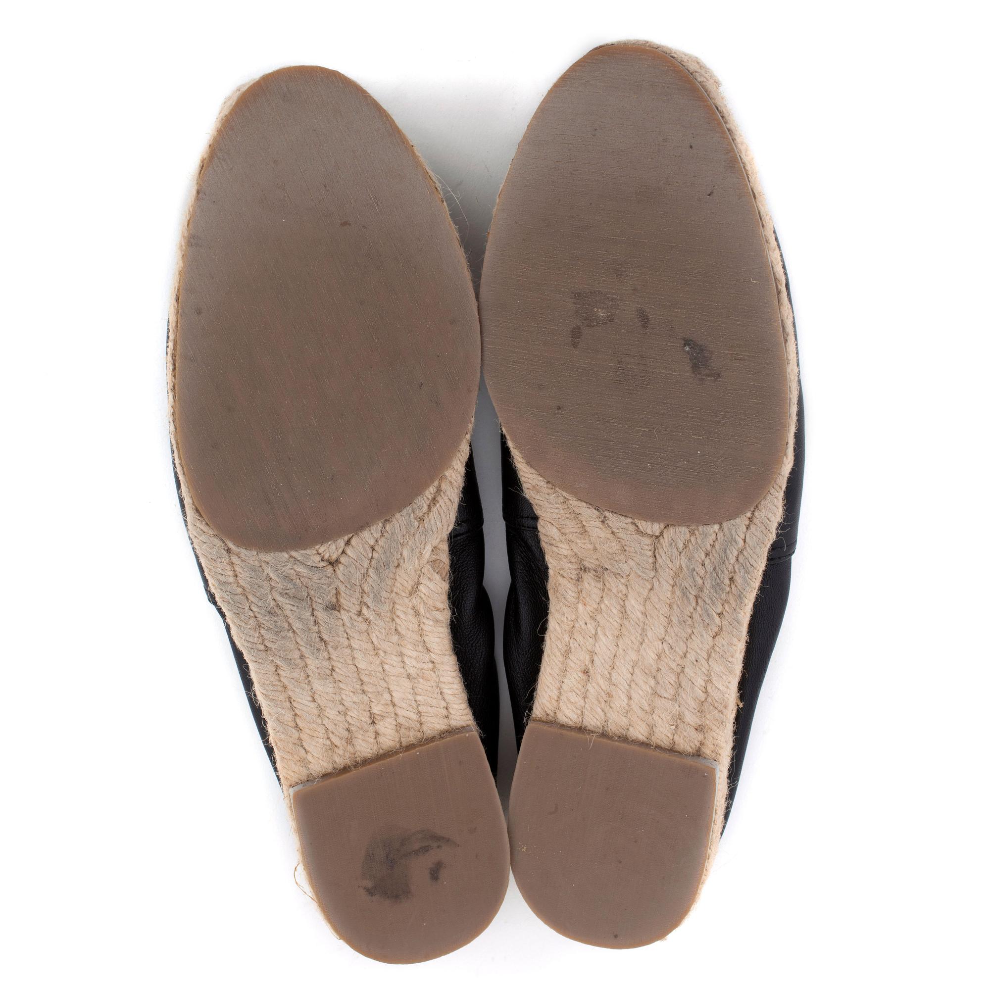 HERMÈS, a pair of leather espadrillos. Size 38.