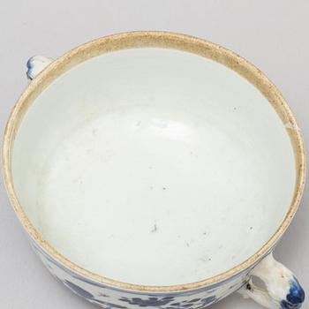 A blue and white ecuelle/bowl, Qing dynasty, Kangxi (1662-1722).