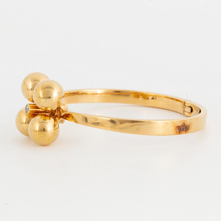 ARMRING, 18K guld med briljantslipad diamant, Design Relo Luzern.