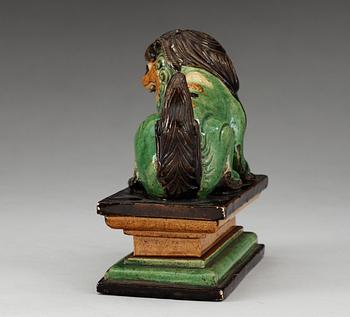 FIGURIN, keramik. Qing dynastin, 1800-tal.