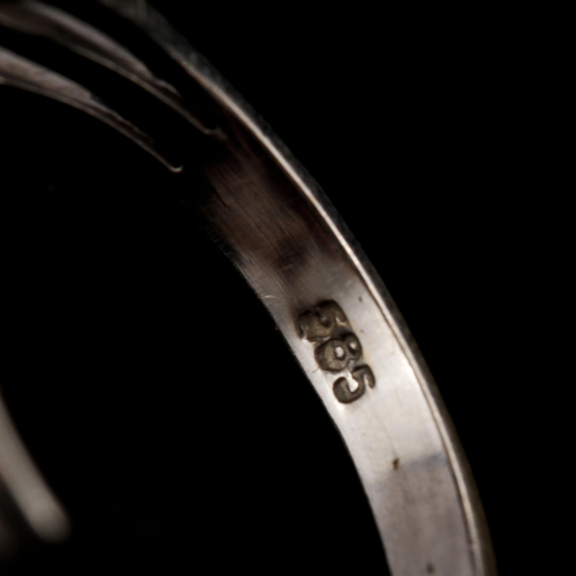 RING, 14k vitguld med 3 åttkantslipade diamanter tot 0.04 ct, omkring 1900-talets mitt. Vikt 4 g.