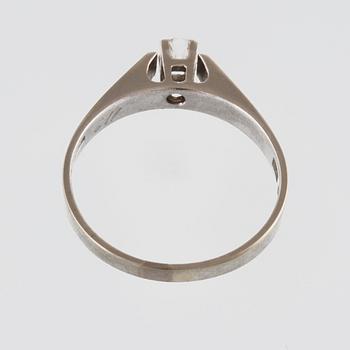 RING, 18K vitguld med briljantsliapad diamant 0.12 ct, Gustav Dahlgren & Co, Malmö, 1969. Vikt 2,7 gram.