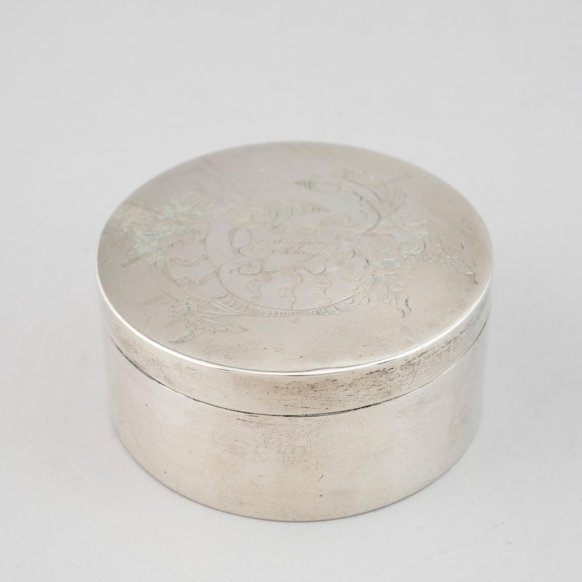 A Swedish 18th century parcel-gilt box with cover, makers mark of Pehr Zethelius, Stockholm 1797.