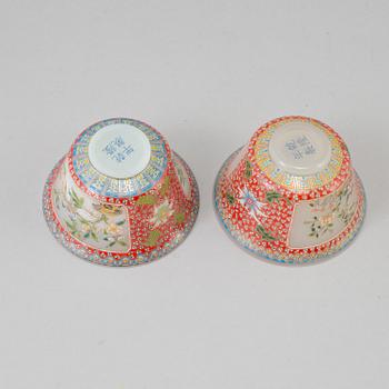 Two chinese peking glass wedding cups with cover and dishes, 20th century, with Qianlongs mark to the base.