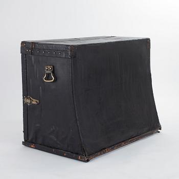 Louis Vuitton, LOUIS VUITTON, trunk for car, early 20th century.