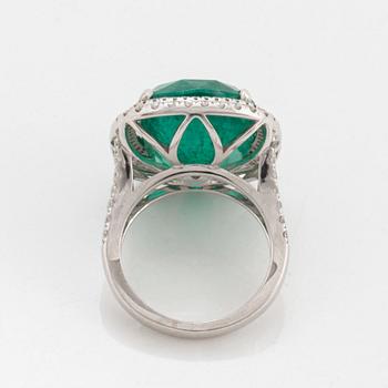 An 18K white gold ring set with a faceted emerald.