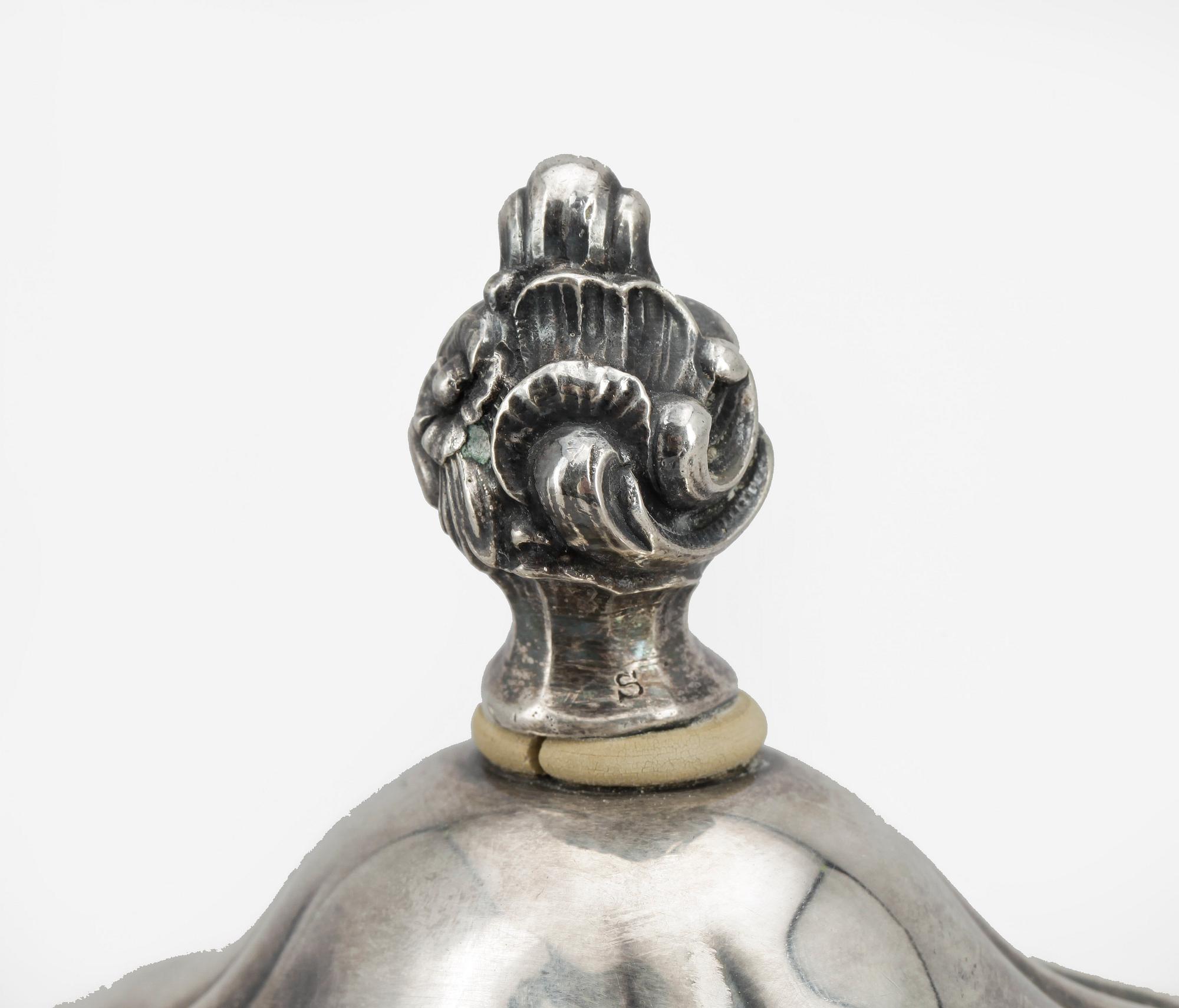 TE-KAFFEKANNA, silver, Tyskland, med svenska importstämplar. 1800-talets andra hälft. Vikt ca 800 gram.