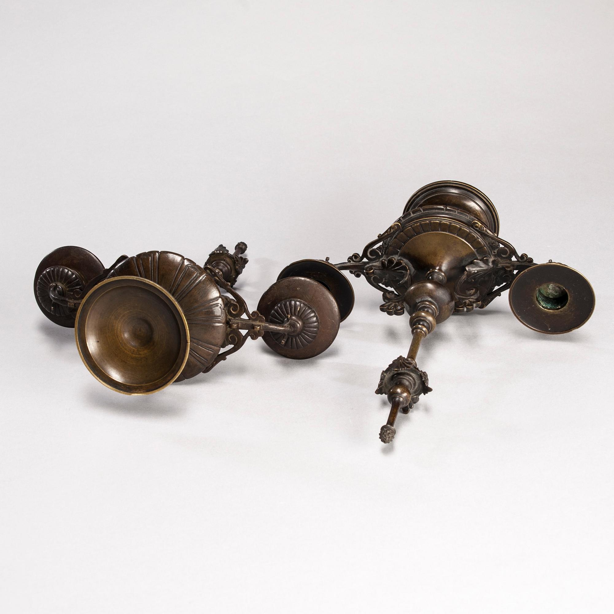 LJUSSTAKAR, ett par, patinerad brons, regency, England, 1800-talets slut.