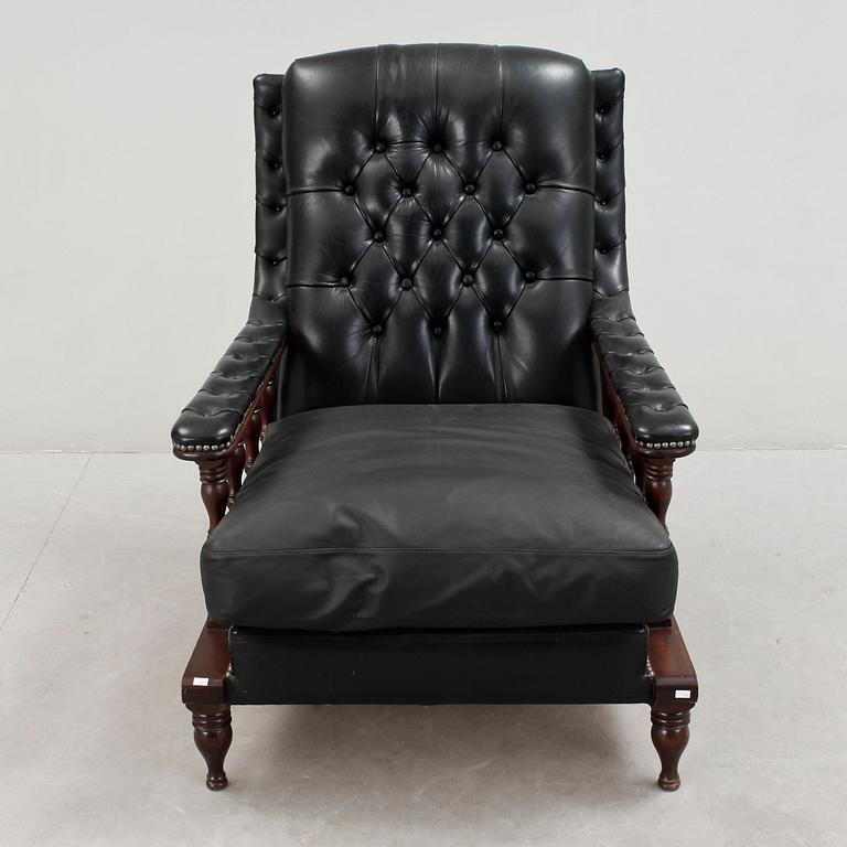 SOFFA samt FÅTÖLJ, engelsk stil, omkring sekelskiftet 1900.