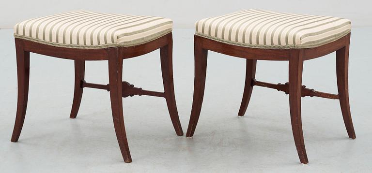 TABURETTER, ett par, empire, 1800-talets första hälft.