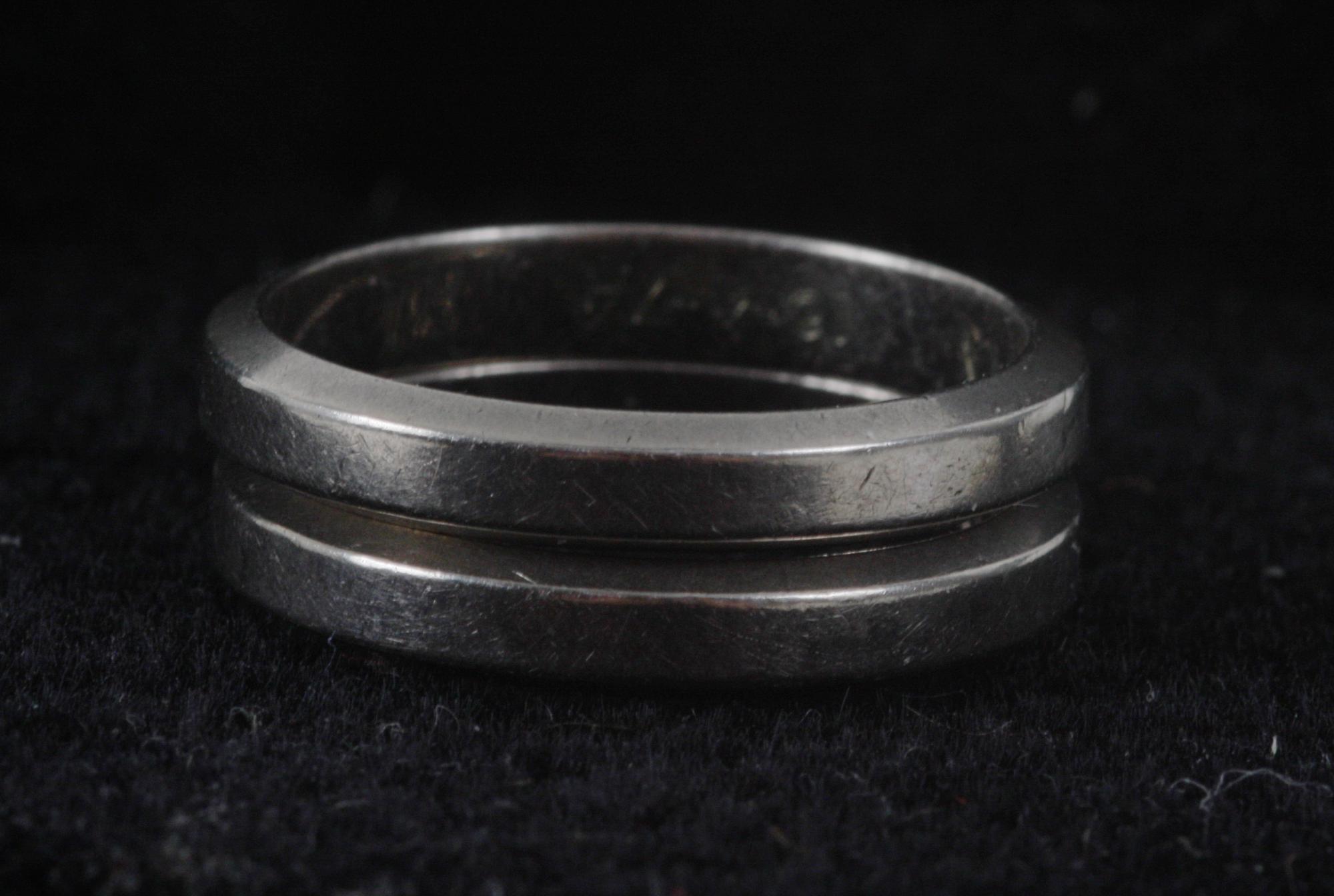 RINGAR, 2 st, 18K vitguld.