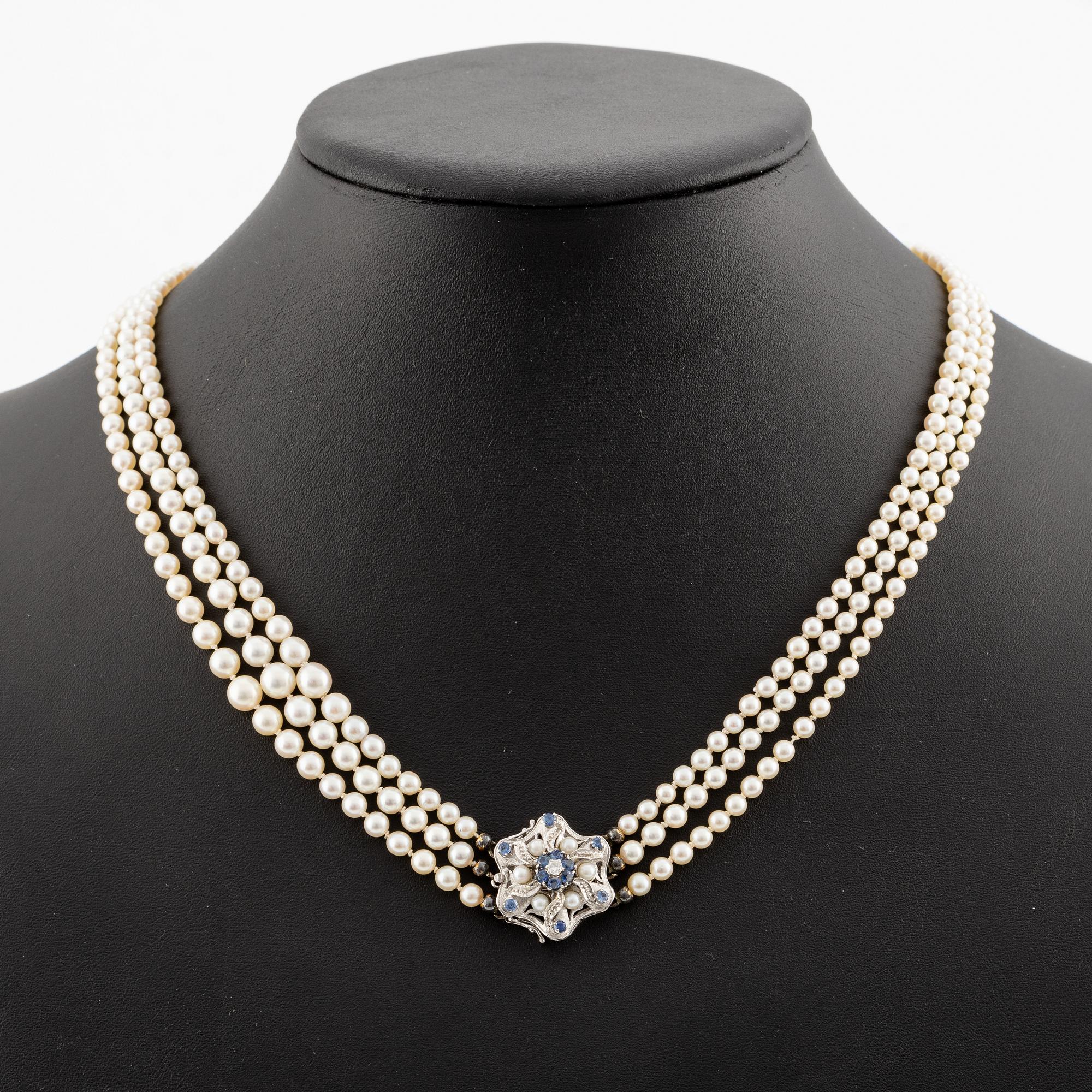 Pärlcollier, treradigt, med doserade odlade pärlor, lås 18K vitguld med safirer, pärlor och briljantslipad diamant.