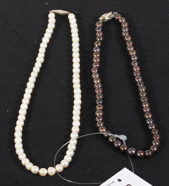 PÄRLCOLLIER, 2 st. Svarta och vita pärlor .