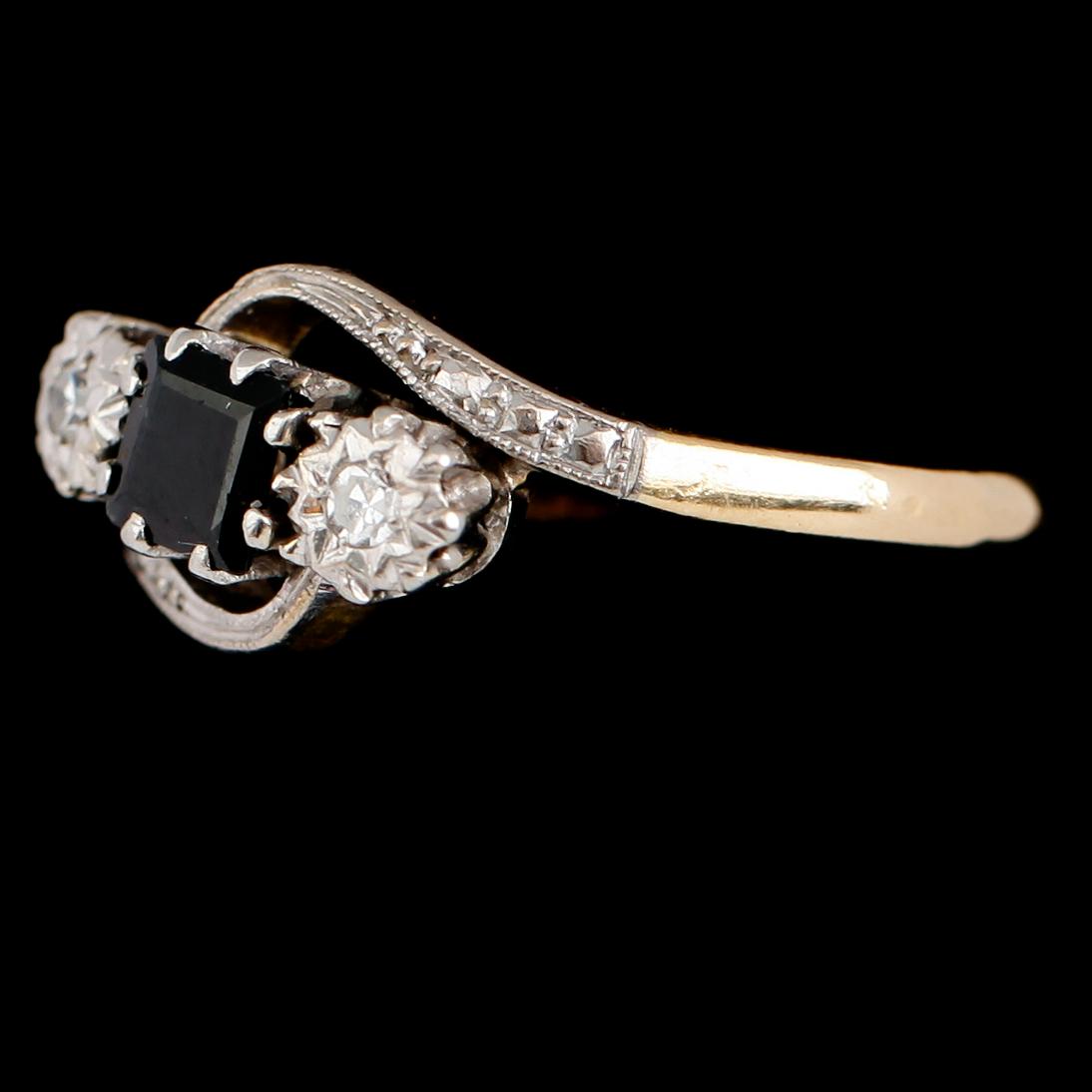 RING, 18 k guld och platina, med safir och 2 briljantslipade diamanter, England. Vikt ca 4 gram.