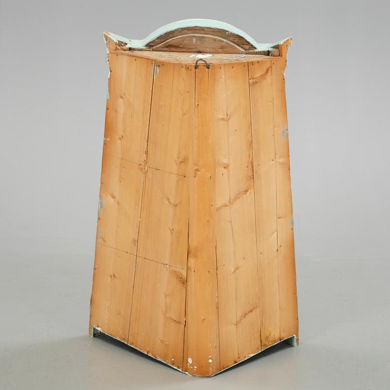 HÖRNSKÅP, allmoge, 1800-talets början.