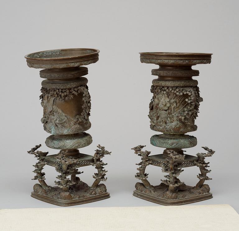 VASER, ett par, brons. Japan, Meiji (1886-1912).