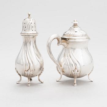 Ströare och senapsburk, silver, kontrollstämplad A. Tillander, Helsingfors 1926.