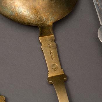 SERVERINGSBESTICK, 2 par, P Hertz Köpenhamn 1902 samt B Erlandsson Kristianstad 1904, silver, vikt ca 352 g.