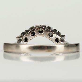RING, 18K vitguld, 5 briljantslipade diamanter, Kalevi Piirainen,  Helsingfors 1981.