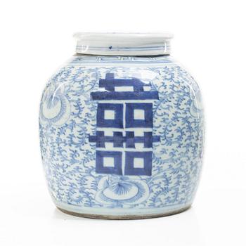 A Chinese blue and white porcelain jar with cover, late Qing dynasty.