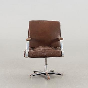 AN ERIC SIGFRID PERSSON SWIVEL CHAIR.