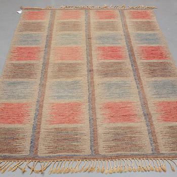 A CARPET, flat weave, ca 233 x 133,5-136,5 cm, embroidered signature in a square: BE.