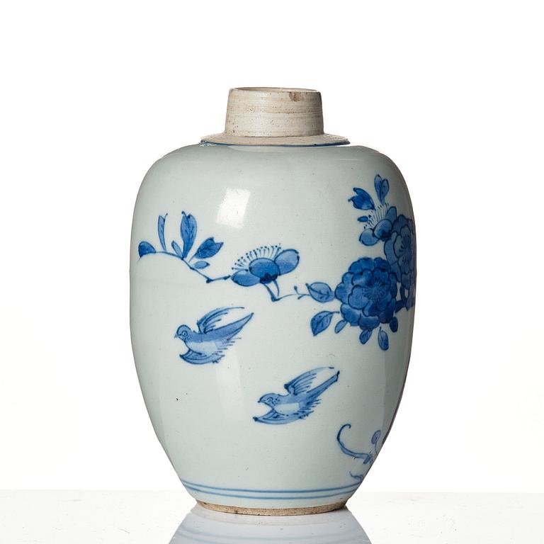 A blue and white Transitional tea caddy, 17th Century.
