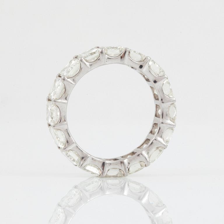 RING, helallians, med radiantslipade diamanter runt om, totalt ca 7.00 ct.