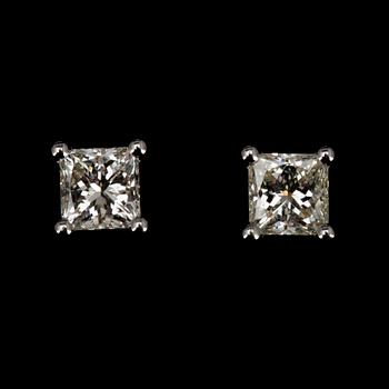 ÖRHÄNGEN, vitguld 18K, princess slipade diamanter, tot. 0,56 ct. Intyg 203.