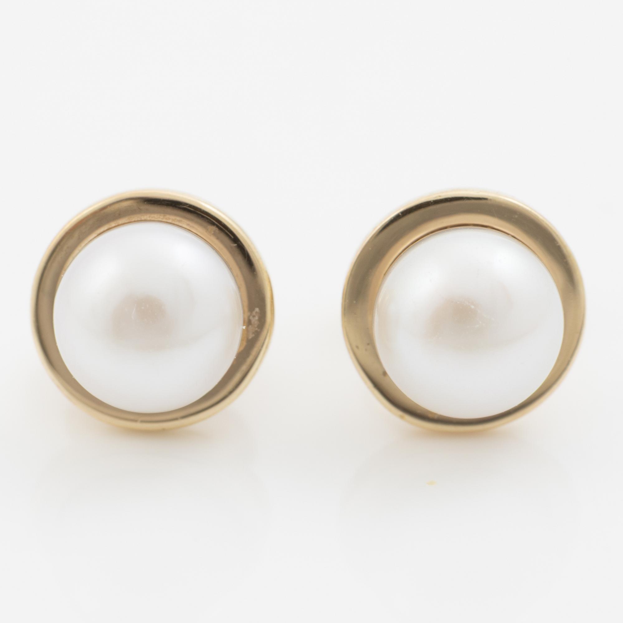 A pair of earrings in 18K gold with cultured pearls.