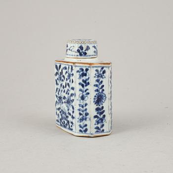 A chinese porcelain tea caddy, Kangxi (1662-1722).