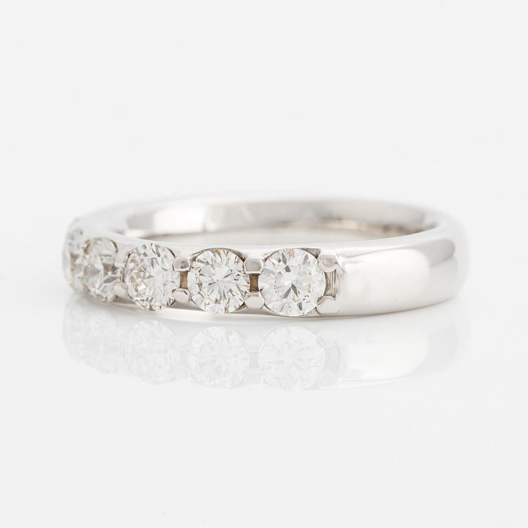 Half-eternity ring with brilliant-cut diamonds.