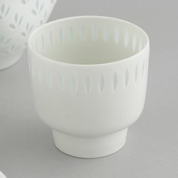 20 pieces of porcelain, designed by Friedl Holzer-Kjellberg for Arabia.